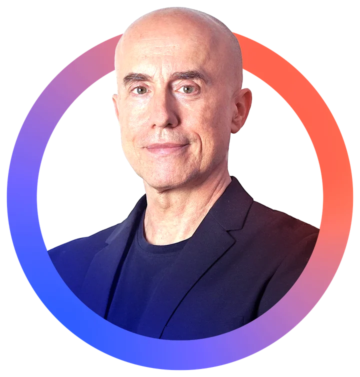 Ritratto di Valerio Rosso dentro un anello colorato dal blu al corallo.